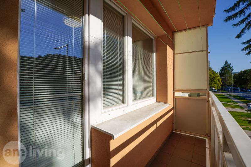 Balkon s výhledem na Trenčianskou ulici v Nové Dubnici, nedaleko 1-pokojového bytu.