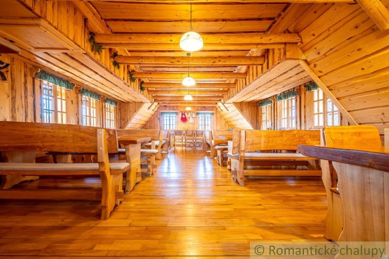 Interiér rodinného domu s podlahou s dřevěným dekorem a dřevěným nábytkem.