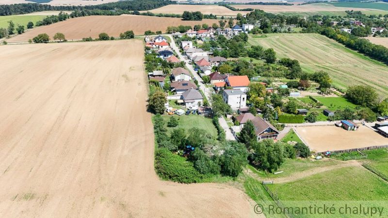 Letecká fotografie zachycuje výhled na vesnici u pole v Zahradách, Pastuchov.