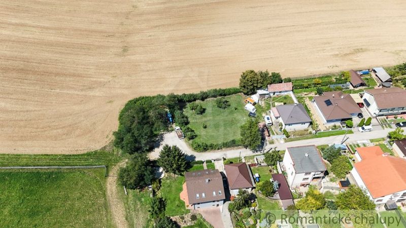 Letecký pohled na zahrady v Pastuchově, obklopené domy a poli.