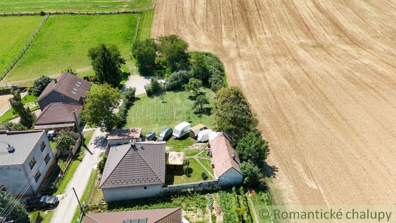 V Pastuchově jsou zahrady obklopené poli a vesnickými domy.