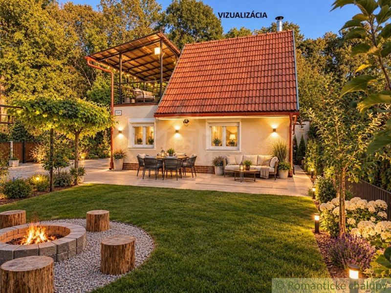 Chata v Nových Zámcích s terasou, ohništěm a zahradním osvětlením.