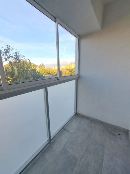 Zasklený balkon 2pokojového bytu s výhledem na lesy v Popradu na Štúrově ulici.