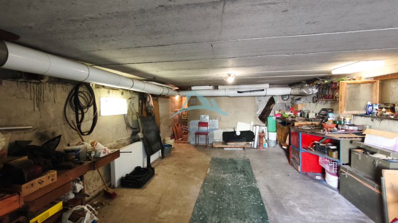 Sklep rodinného domu v Neninciach s úložným prostorem, nářadím a organizovanými potřebami.