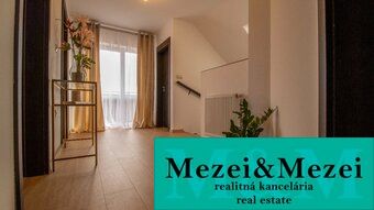 Rodinný dům s elegantním květinovým dekorem a podlahou s dřevěným dekorem.