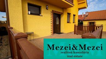 Rodinný dům v Majcichově s certifikátem ověřené realitní kanceláře na viditelném místě.