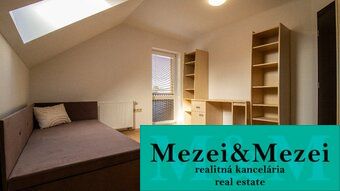 Světlá ložnice v rodinném domě s postelí a střešním oknem. Realitní kancelář Mezei&Mezei.