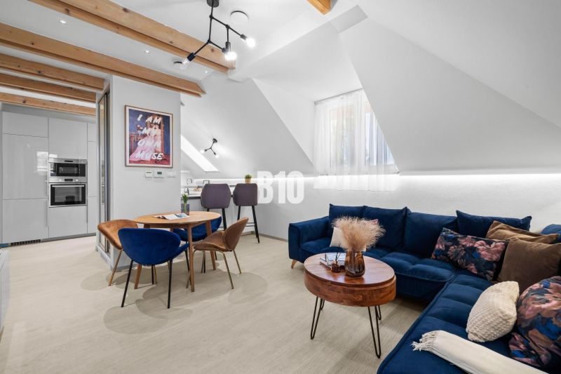 Stylový obývací pokoj s podlahou s dřevěným dekorem v 2+kk bytě.