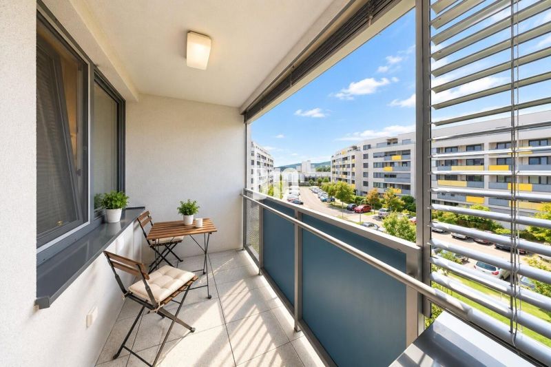Balkon 2pokojového bytu na Malokrasňanské ulici v Bratislavě III s venkovním posezením.