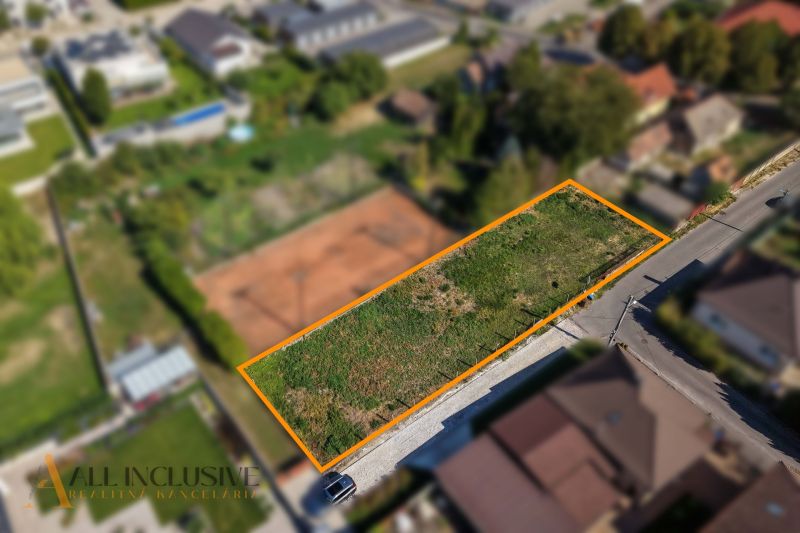 Pozemky - bydlení na ulici Malé Blahovo v Dunajské Stredě obklopené zelení.