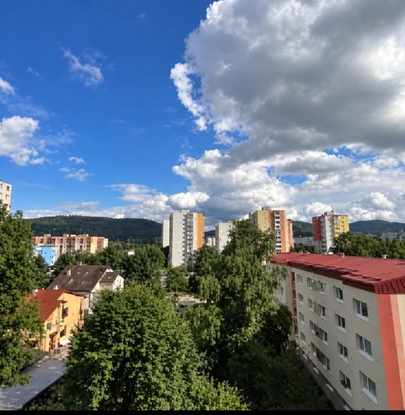 Pohled na paneláky a zeleň v Dubnici nad Váhom na ulici Centrum I.