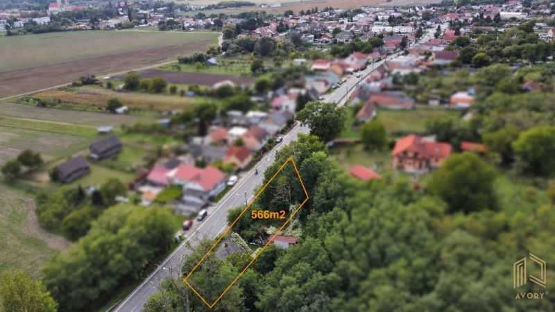 Letecký pohled na pozemek s výměrou 566 m² v Šaštíně-Strážích mezi rodinnými domy.