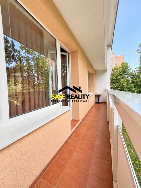 Balkon u 1-pokojového bytu na Bajzově ulici v Žilině, s keramickou dlažbou a výhledem.