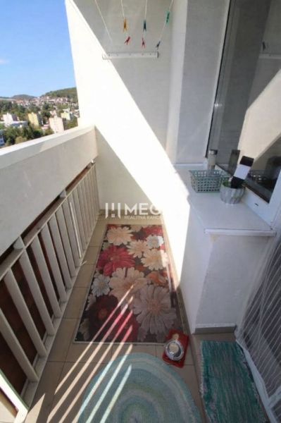 Balkon 3-pokojového bytu na Laborecké ulici v Humenném s výhledem na město.