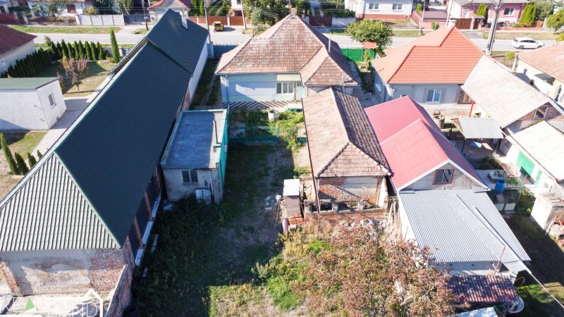 Rodinný dům v Králově Brodě s dvory, střechami a vegetací, obklopený dalšími domy.