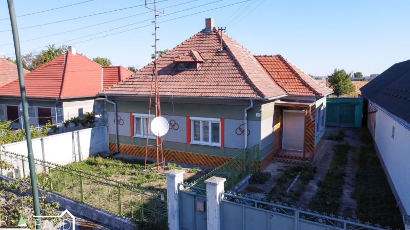 Rodinný dům v Králově Brodu s červenou šikmou střechou a upravenou zahradou.