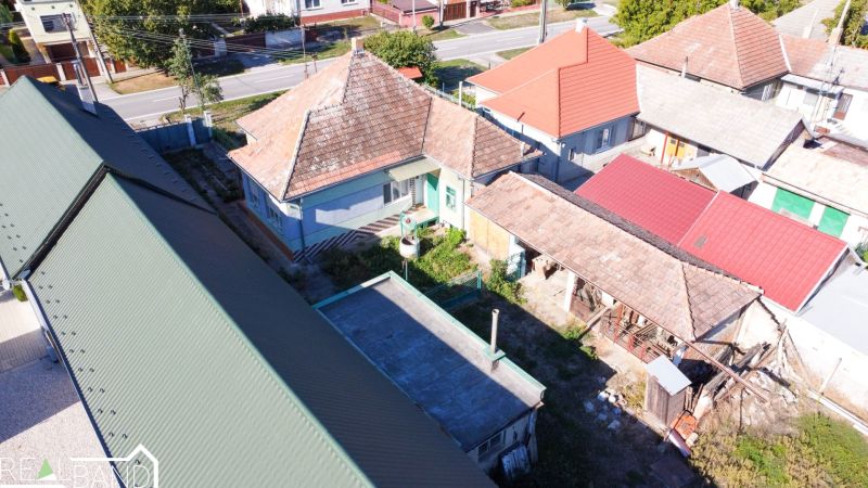 Rodinný dům v Králově Brodě s tradičními střechami a dvorem v okolní zástavbě.