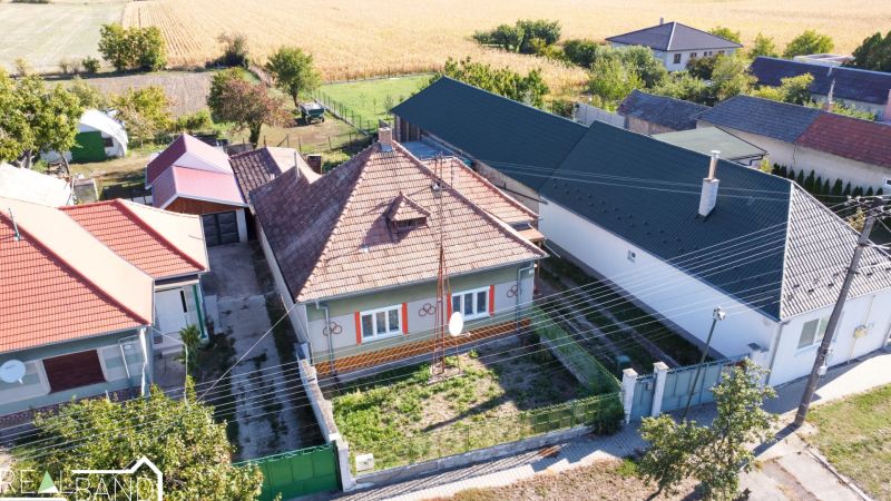 Rodinný dům v Králově Brodě se zahradou a blízkými sousedy.