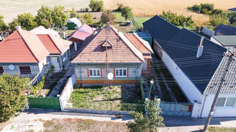 Rodinný dům v Kráľovom Brode s prostorným dvorem a přístupovou cestou.