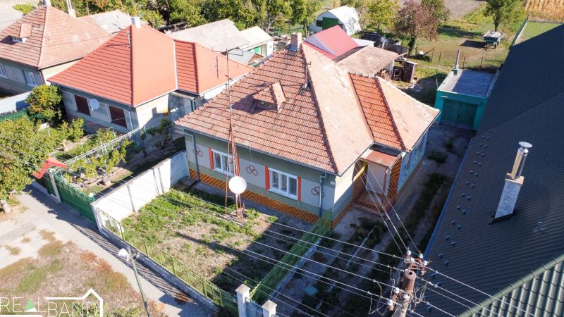 Rodinný dům v Králově Brodě s terakotovou střechou a upraveným pozemkem.