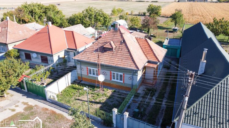 Rodinný dům v Králově Brodě s tradiční střechou, okolní zahrady a pole.