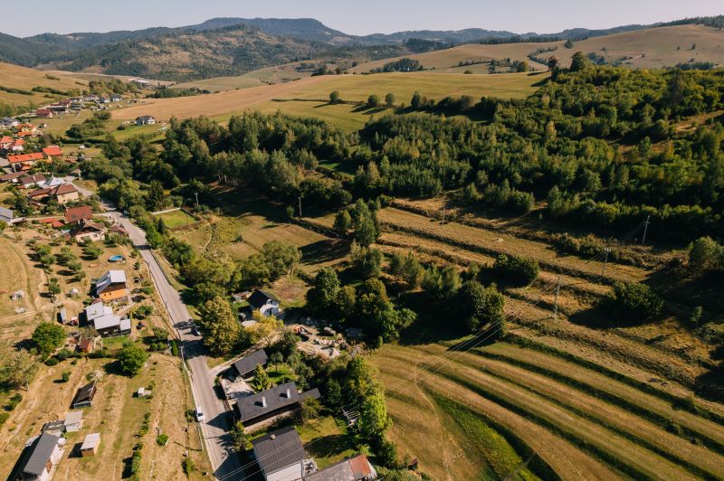 Letecký pohled na krajinu v Rekreačních pozemcích, Školská ulice, Černý Balog, obklopenou zelení.