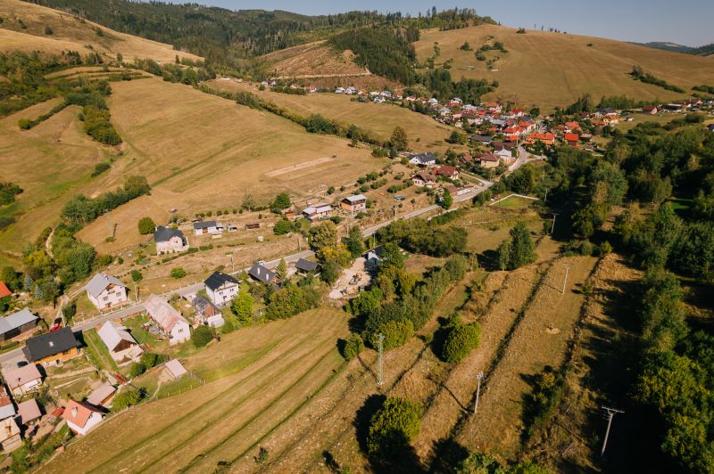 Pohled shora na domy a krajinu v Školní ulici, Černý Balog, Rekreační pozemky.