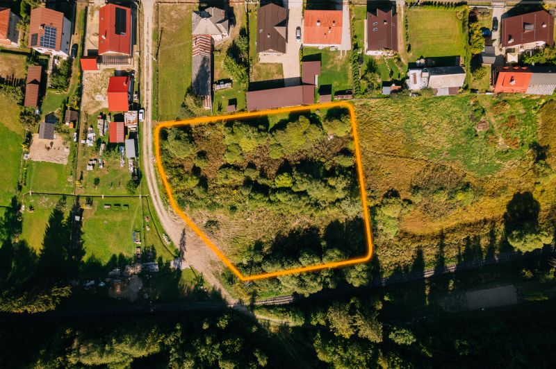 Letecký snímek pozemků k bydlení v Čiernom Balogu na Švermově ulici.