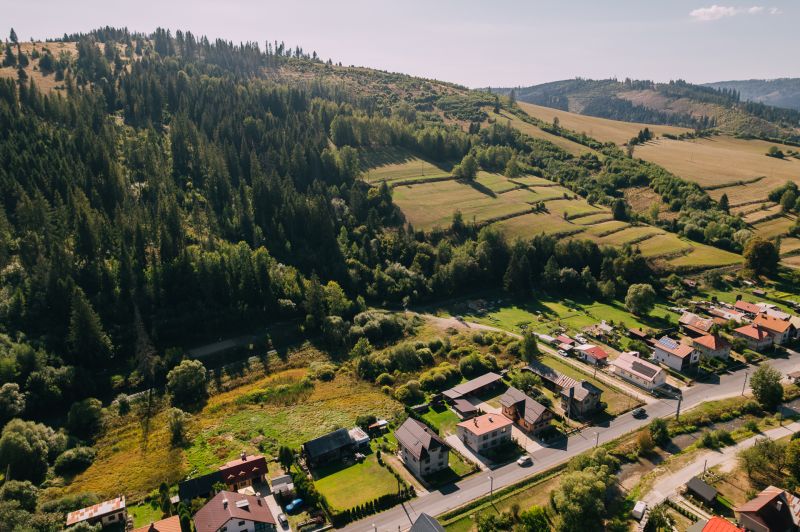 Letecký pohled na pozemky k bydlení v Čiernom Balogu, Švermova, s okolním lesem.