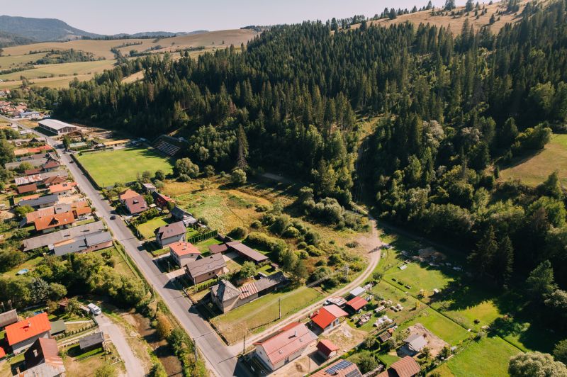 Letecký pohled na pozemky pro bydlení v Čiernom Balogu na Švermově ulici obklopené lesy.