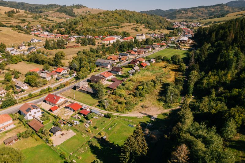 Letecký pohled na Švermovu ulici v Čiernom Balogu s pozemky na bydlení.