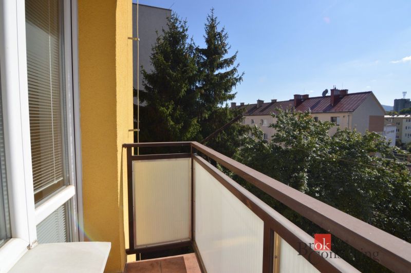 Balkon v 2-pokojovém bytě na Fraňa Kráľa ve Spišské Nové Vsi s výhledem na zeleň.