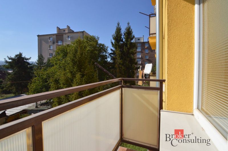 Balkon z 2pokojového bytu na Fraňa Kráľa ve Spišské Nové Vsi s výhledem na zeleň.