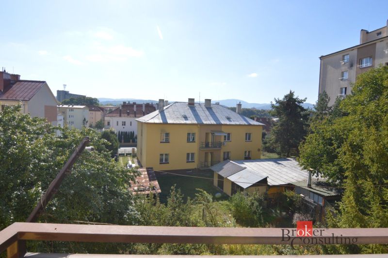Výhled z 2pokojového bytu na Fraňa Kráľa ve Spišské Nové Vsi, obklopený zelení.
