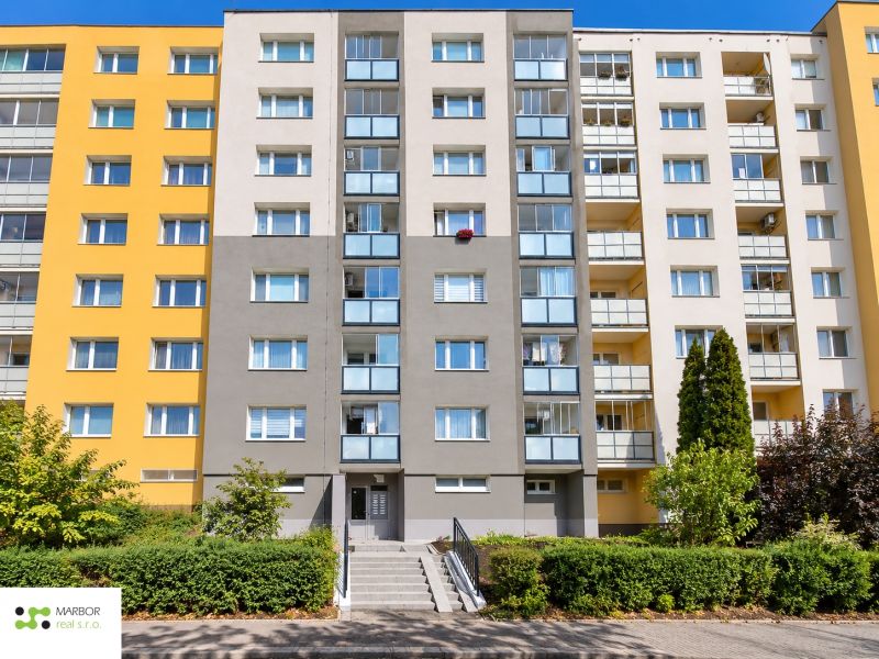 Bytový dům na Bukurešťské ulici, Košice - městská část Sídlisko Ťahanovce s předzahrádkou.