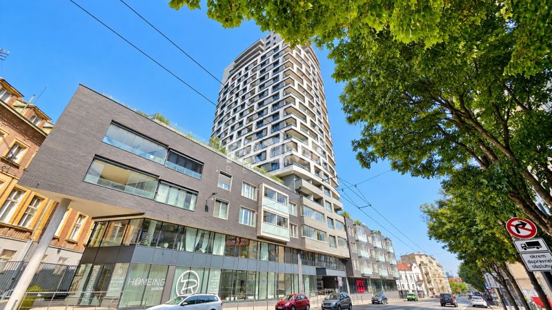Budova na Šancově ulici v Bratislavě – Staré Město, s moderní architekturou a zelení.