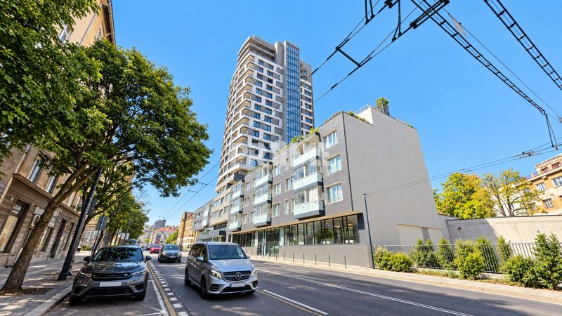 Šancová ulice v Bratislavě - Staré Město s moderní výškovou budovou a zelení.
