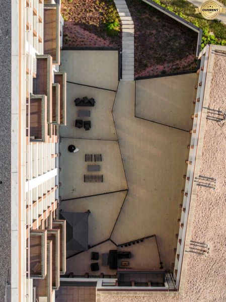 Výstavba bytů na ulici Mierová v Bratislavě - Ružinov, pohled shora na terasu.