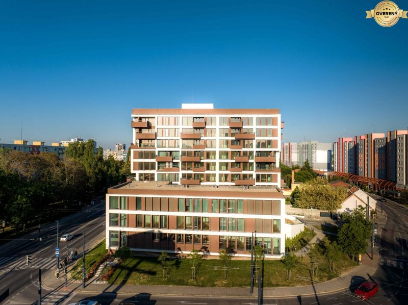 Výstavba bytů v Bratislavě - Ružinově na Mierové ulici s moderní architekturou.