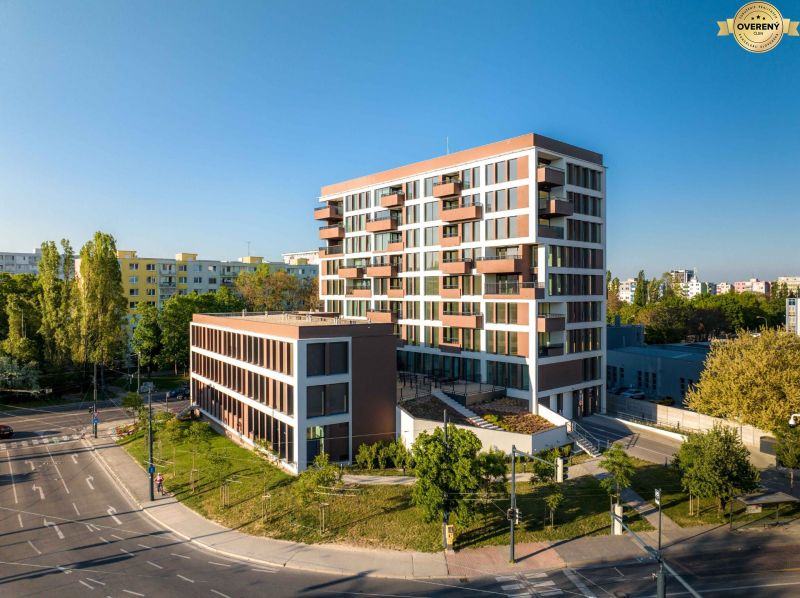 Výstavba bytů na Mírové ulici v Bratislavě - Ružinov, moderní architektura s balkóny.