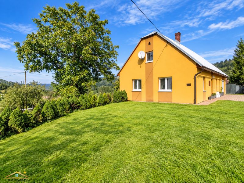 Rodinný dům na ulici Košariská v Oščadnici obklopený velkou zahradou a stromy.