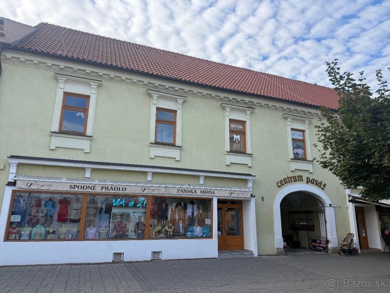 Obchodní prostory v Topoľčanech s textilním sortimentem a vstupem do centra pasáže.