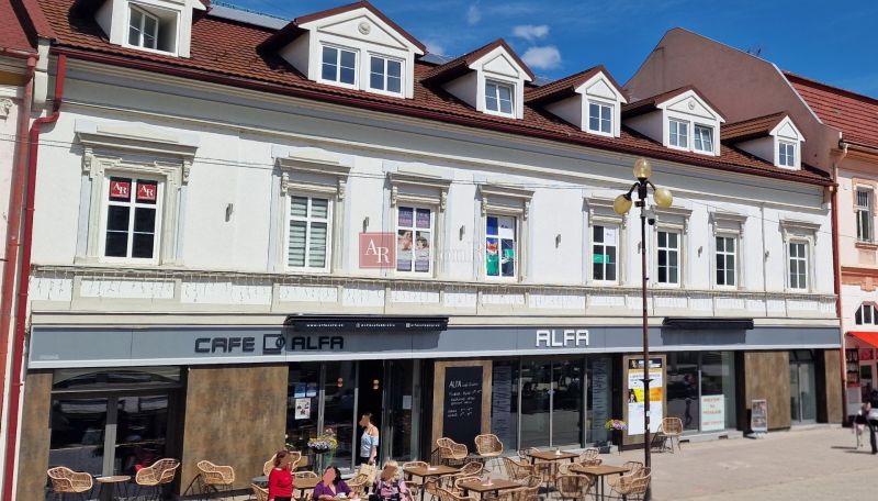 Budova s kavárnou a terasou na Náměstí Sv. Egidia v Popradu, Kanceláře v patře.
