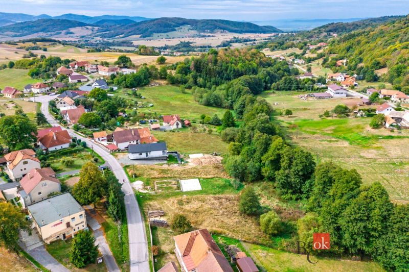Kopcovitá krajina obklopuje domy v Detvě, ideální pro pozemky - bydlení.
