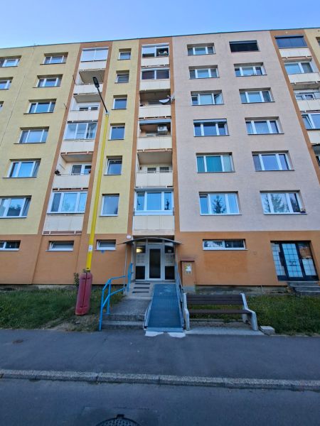 Panelový bytový dům na Školské ulici v Kaniance.