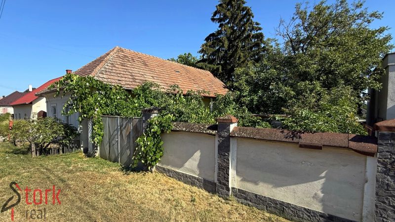 Dům obklopený zelení na Štefánikově ulici v Krušovcích, ideální na Pozemky - bydlení.