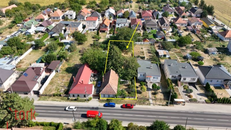 Letecký pohled na pozemky - bydlení na Štefánikově ulici v Krušovcích s viditelným domem.