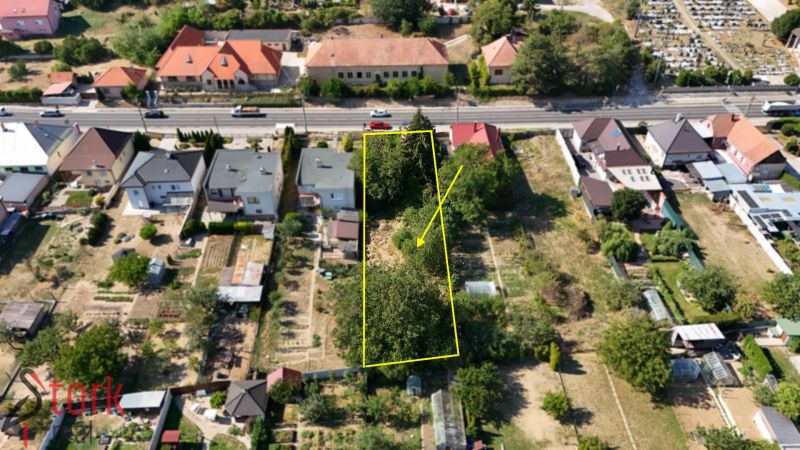 Pozemek na bydlení na Štefánikově ulici v Krušovcích se zahradou a stromy.