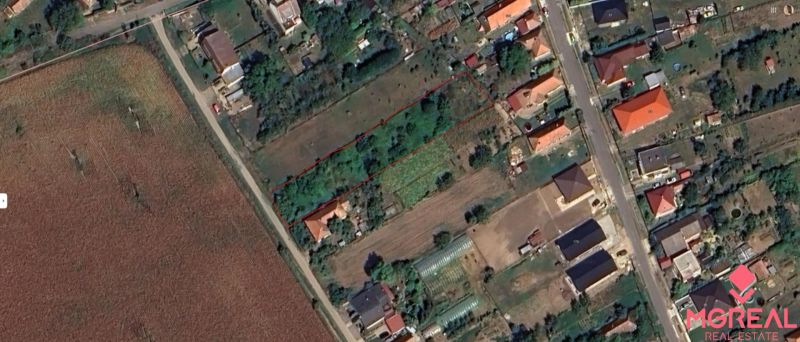 Pozemky na bydlení v Jasové s vyznačeným územím, obklopené zelení a budovami.