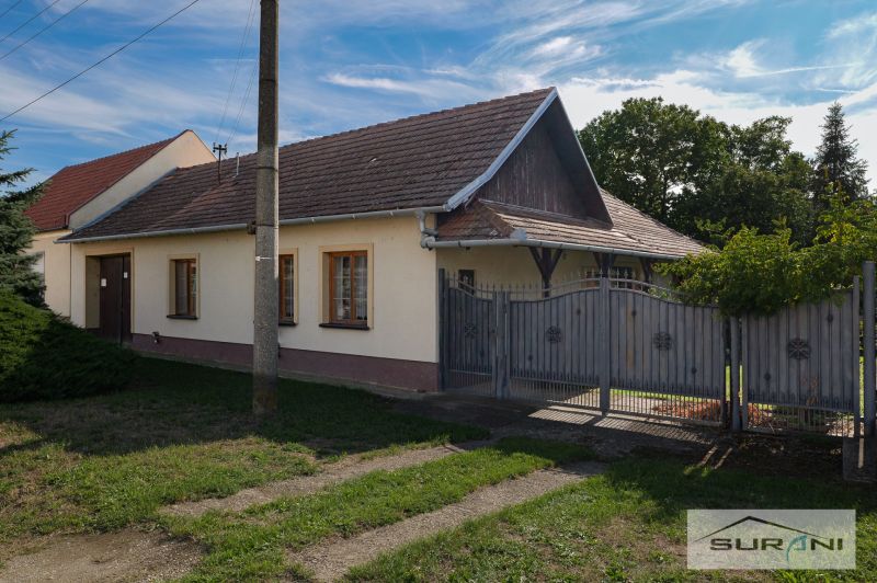 Rodinný dům na Hlavní ulici ve Štefanové, s prostorným dvorem a zahradou.